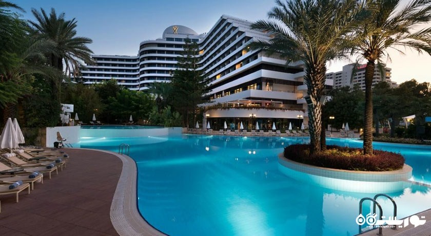 نمای شب هتل ریکسوس دان تان آنتالیا